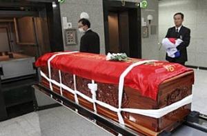 Работников корейского крематория поймали на краже золотых зубов