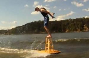 Американский смельчак покорил волны на барном табурете