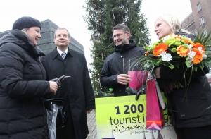 Юбилейные туристы в Риге получили подарки и сертификат