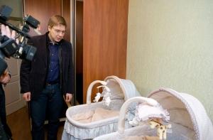 Мэр Риги побывал в гостях у рижских тройняшек