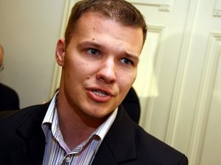 Дзинтарс собирает подписи депутатов против русского языка