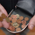 Треть жителей Латвии живет от зарплаты до зарплаты