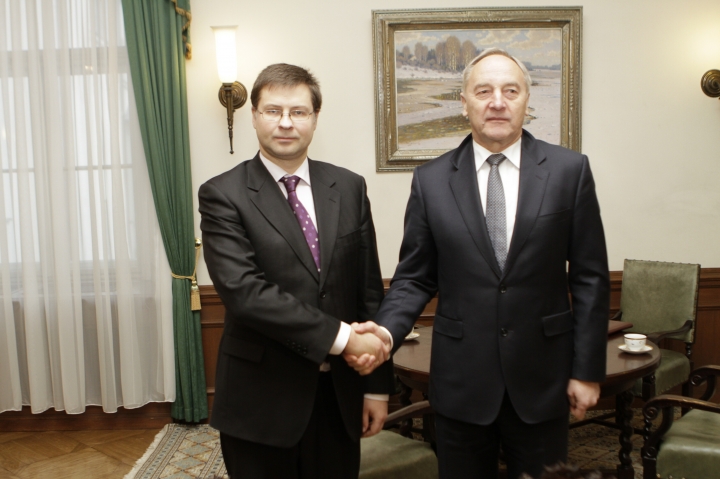 Премьер и президент объяснят русским суть референдума