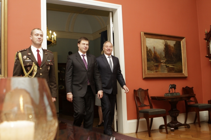 Президент: политики не должны давить на Конституционный суд