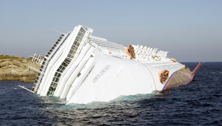 В крушении лайнера Costa Concordia обвиняют экипаж (ВИДЕО)