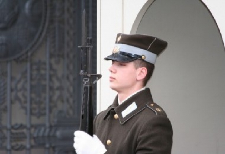 Из-за холодов снят почетный караул возле памятника Свободы