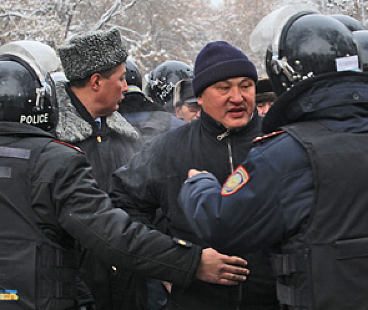 Назарбаев продлил на месяц режим ЧП в Жанаозене