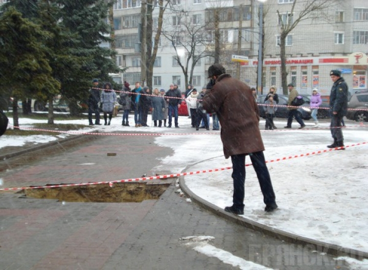 Трагедия в Брянске: коляска с ребенком провалилась в канализацию
