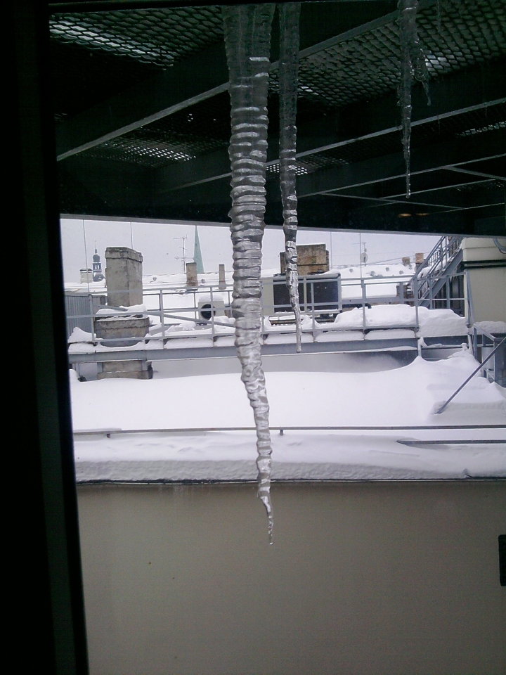 Оттепель в Риге: от упавших сосулек пострадали еще два человека