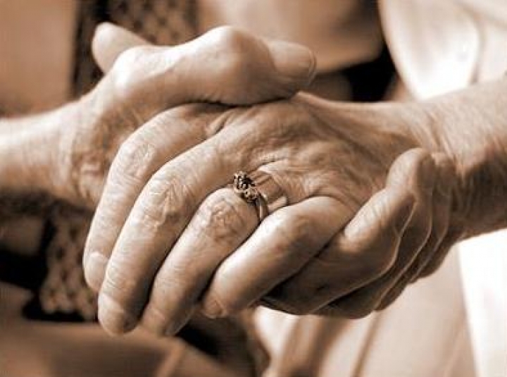 Опрос: латвийцы стареют в 42 года