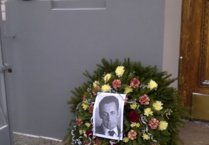 У посольства Франции в Латвии оставили похоронный венок