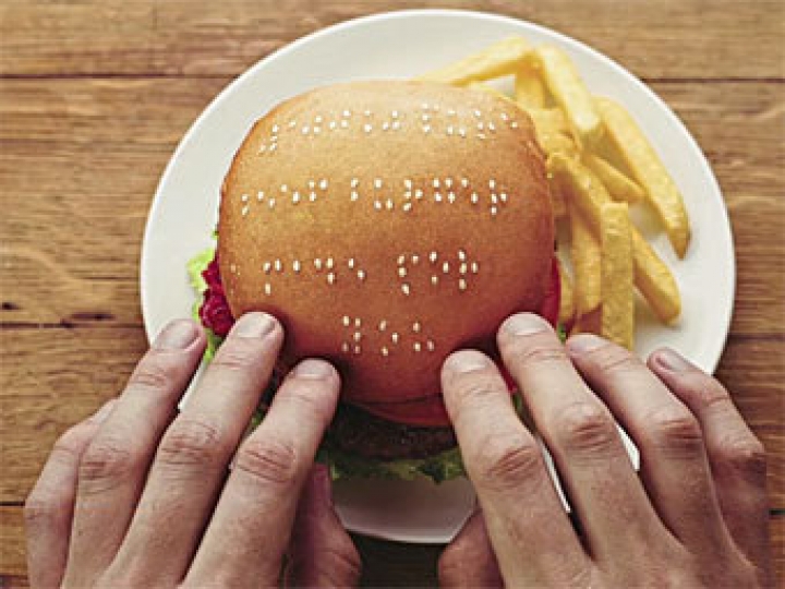 Южноафриканский фаст-фуд сделал бургеры для слепых