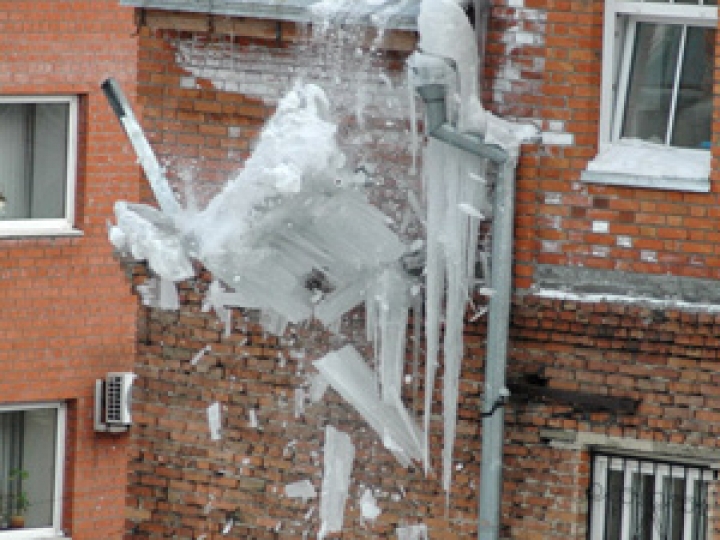 Сосульки и снег калечат пешеходов