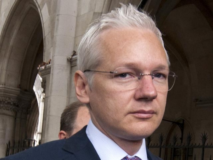 Адвокаты Джулиана Ассанжа подали на него в суд