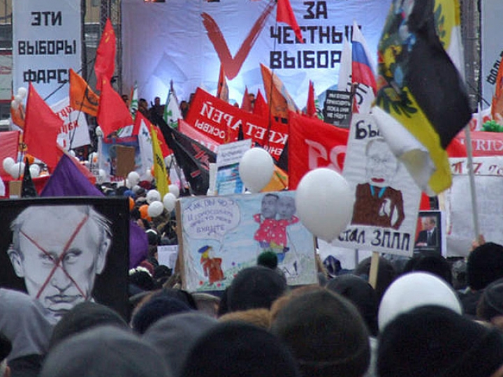 Москва вышла на мороз: одни — за честные выборы, другие — за Путина