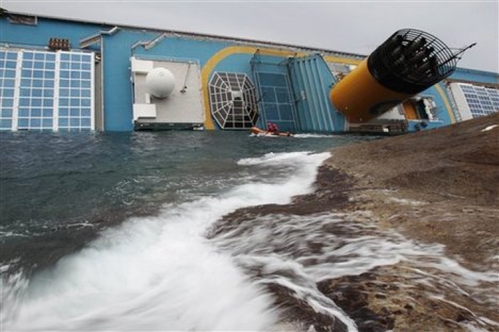 Скалы под лайнером Costa Concordia начали рушиться