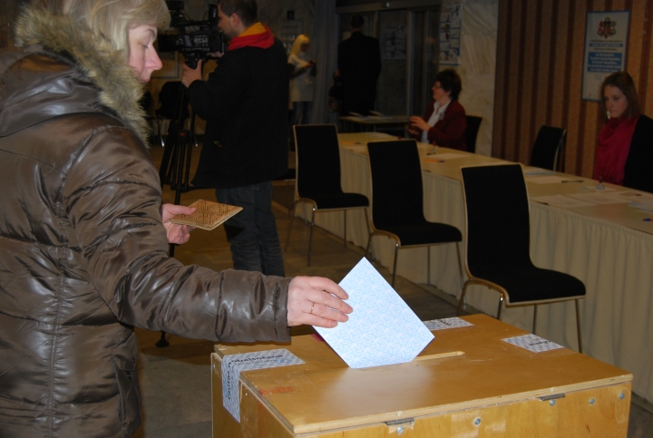 За первый час в референдуме приняло участие более 25 тысяч граждан (ДОПОЛНЕНО)