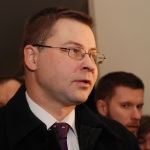 Премьер благодарит нелатышей за «поражение маргиналов»