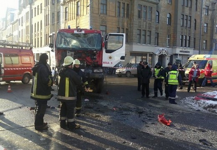 Машина спасателей врезалась в автобус (АУДИО)