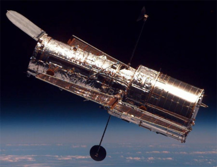 Телескоп Hubble обнаружил редкое скопление звезд рядом с черной дырой