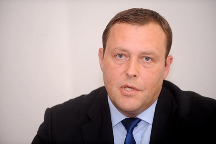 Глава МВД: полицейские не должны переклеивать обои в участке