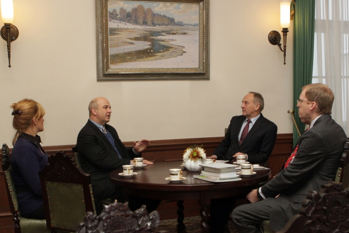 Берзиньш и Муйжниекс обсудили референдум