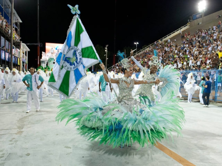 На карнавале в Рио проходят соревнования школ самбы (ВИДЕО)
