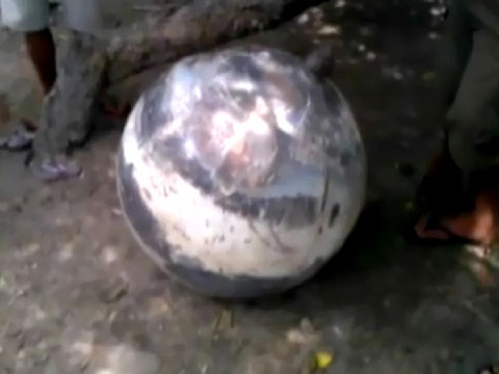 На Землю рухнул странный предмет