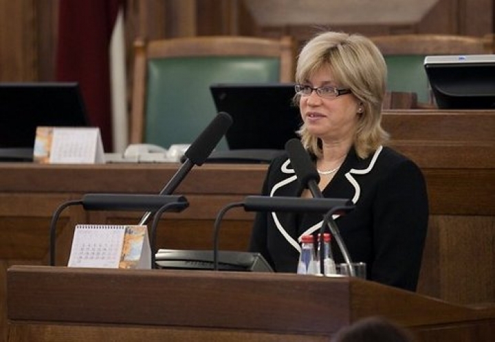 Друвиете: чиновникам нужно поднять зарплаты