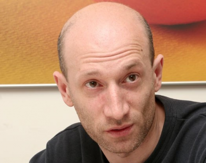 В подъезде дома ранен журналист kompromat.lv Леонид Якобсон