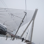 Мужчина разбился о лед Даугавы, упав с моста