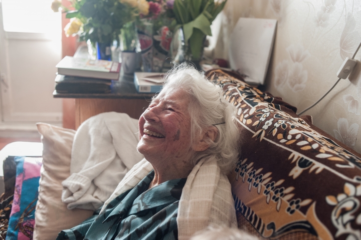 Америкс поздравил рижанку со 100-летним юбилеем (ФОТО)