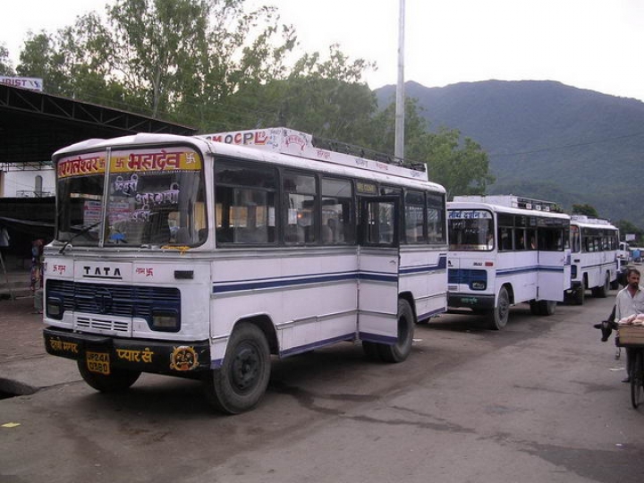 Автобус со школьниками упал в реку в Индии