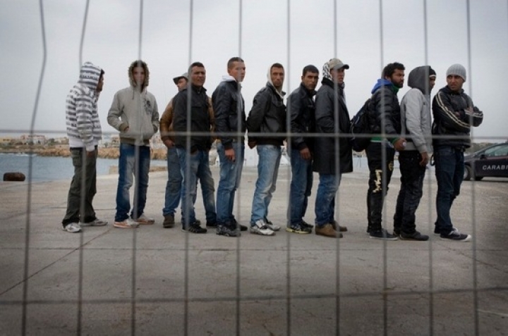 Беженец из Африки на пути к Латвии обморозил ноги