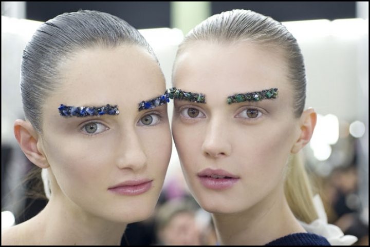 Драгоценные брови от Chanel – тренд будущего сезона