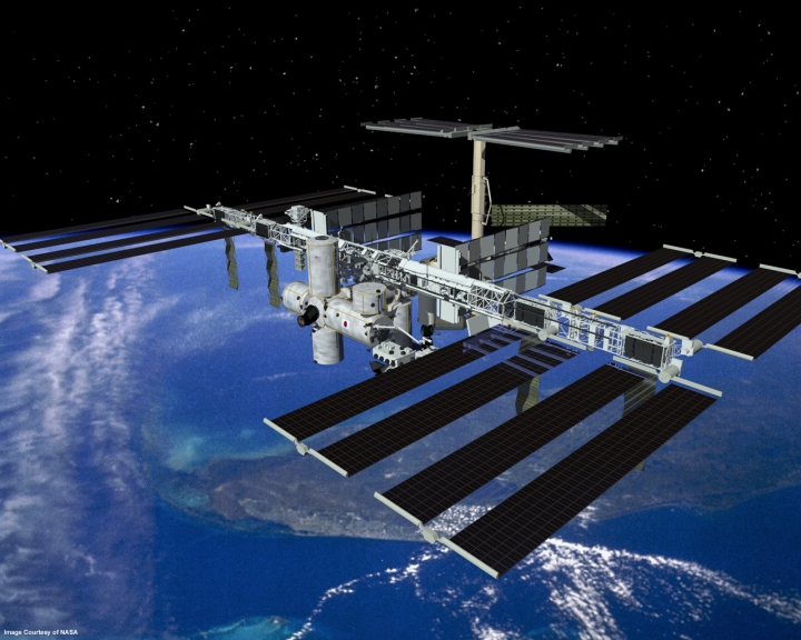Космический обломок миновал МКС