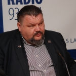 Кравцов также установил на доме табличку на двух языках (АУДИО)