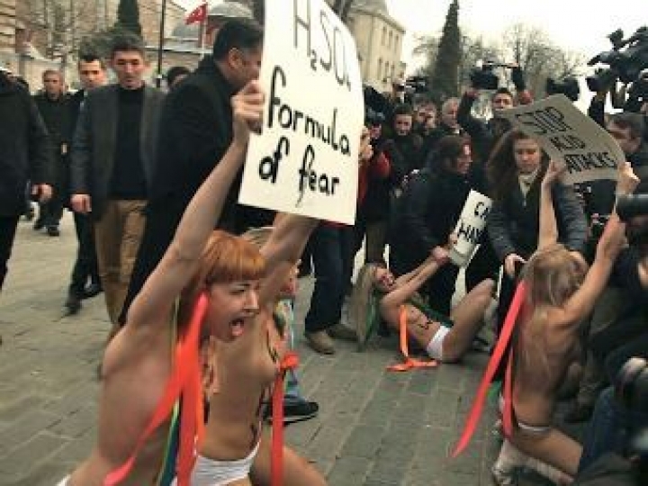 Активистку FEMEN выслали из России