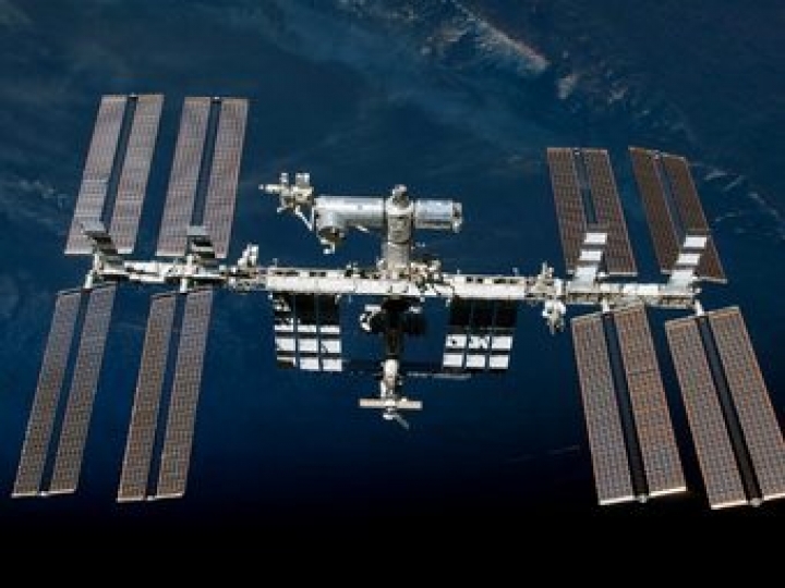 Космонавты проводят весеннюю генеральную уборку МКС