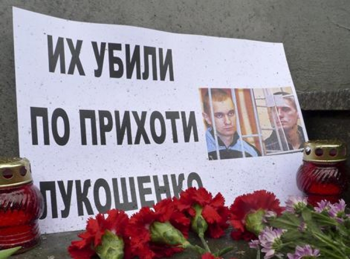 Москвичи возложили цветы к посольству Белоруссии