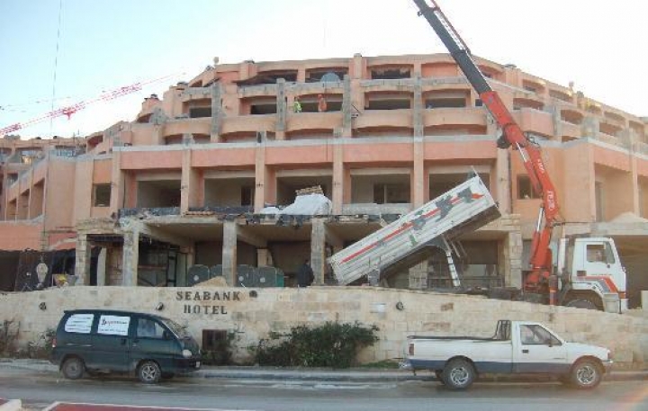 На Мальте под обломками здания погиб латвийский гастарбайтер