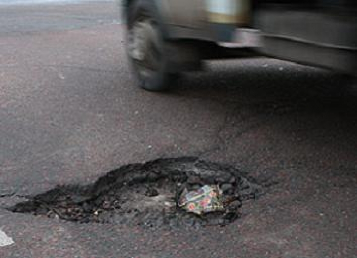 Машина влетела в яму на дороге на 2,5 тысячи латов