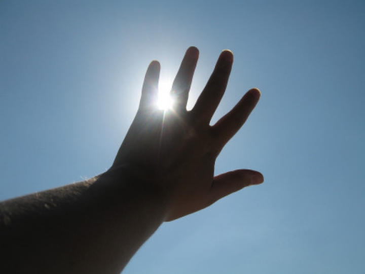 В страны Европы пришло лето, в Риге - снег с дождем