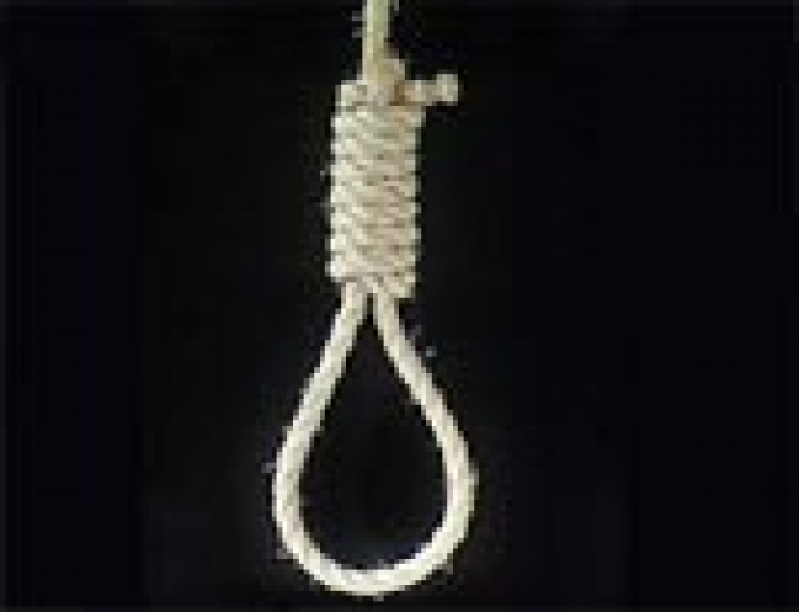 Напротив Президентского замка чуть не повесился мужчина