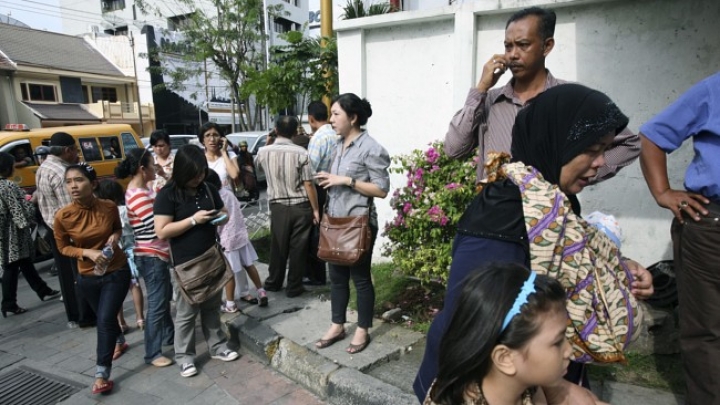 Землетрясения убили людей в Индонезии