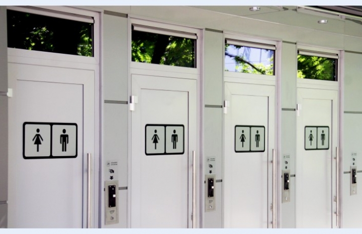 В надписи на общественных туалетах вкралась ошибка