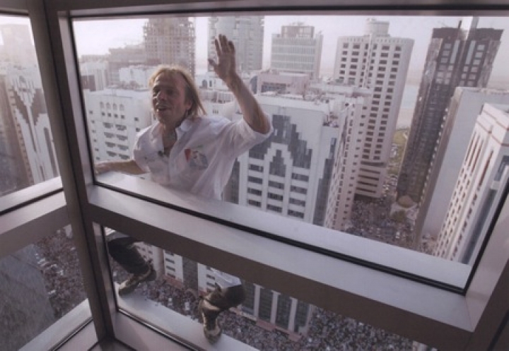 «Человек-паук» поднялся по отвесной стене отеля в Дохе