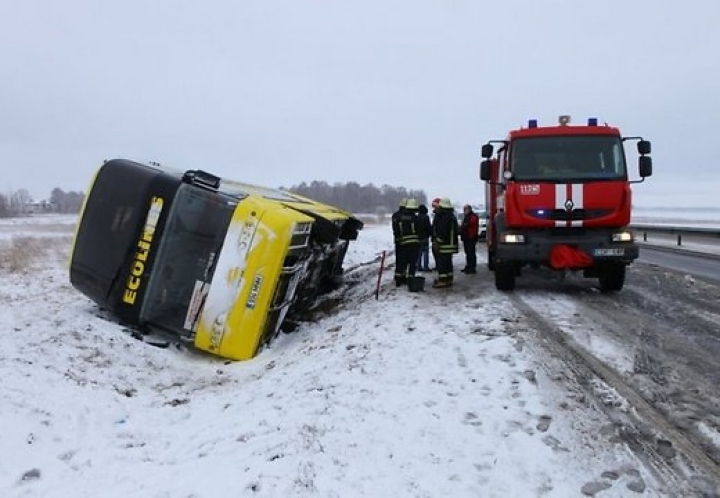 Под Паневежисом перевернулся автобус из Латвии