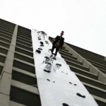 В Бостоне состоялся вертикальный показ мод (ВИДЕО)