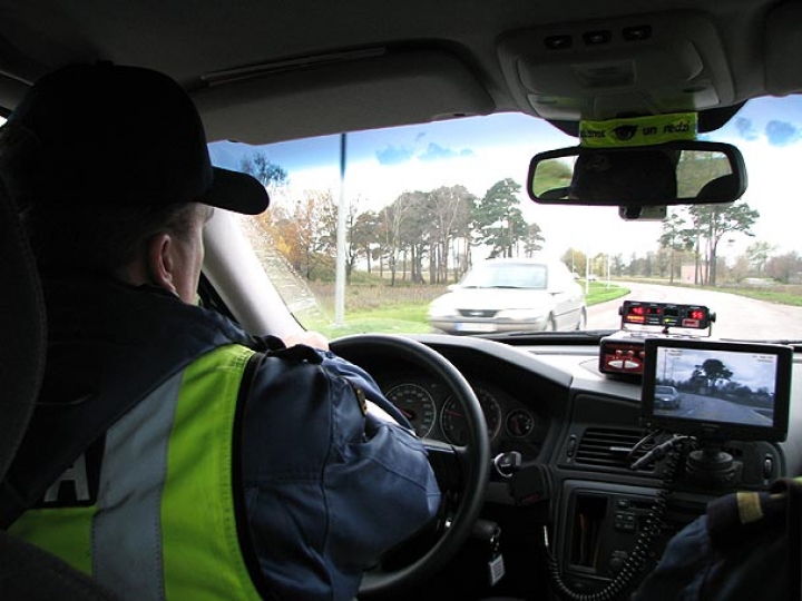 Дорожники отметят свой праздник на работе с жезлом в руке